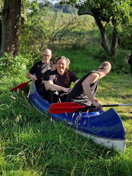 Gruppenbild der Teilnehmer bei einer Bootstour auf der Peene in Loitz